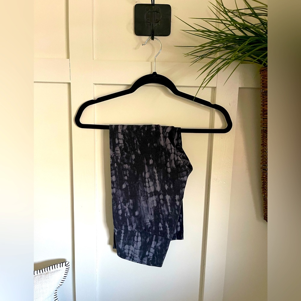 Old Navy Active capri leggings. Women’s size L.